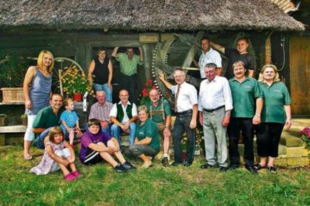 Vulkanland-Obmann Josef Ober und die regionalen Anbieter freuen sich auf ihre Gäste. Echte Handwerkskunst und alte Werte werden gelebt und weitergegeben. Der Festkultur-Verein ist mit viel Herzblut bei der Sache. Fotos: KK