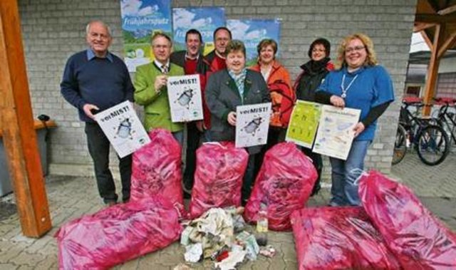 Vulkanlandverantwortliche und Bürgermeister begrüßen die Wandertafel-Aktion des Abfallwirtschaftsverbandes.