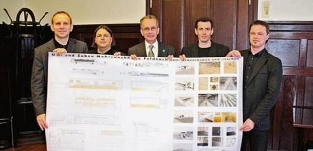Die Arbeitsgruppe und Bürgermeister Kurt Deutschmann mit den Plänen der ?Arena?.