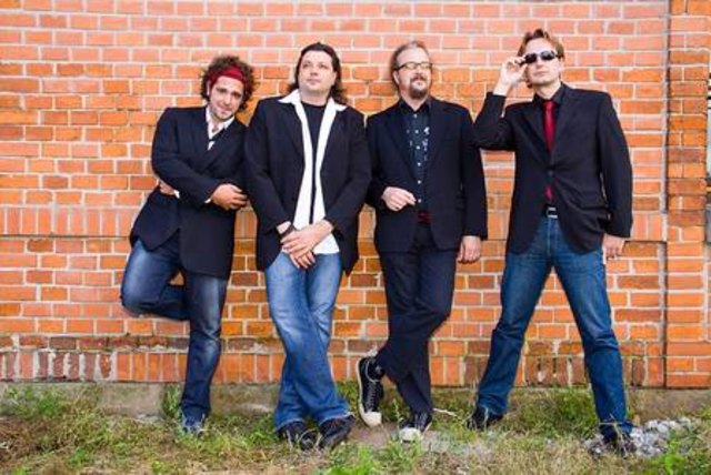 Benji Hassler, Chris Watzik, Horst Klimstein und Uwe Hölzl (v. l.) sind ?Solo zu Viert?. Die WOCHE verlost nun ein exklusives Konzert der vier Musiker. Die Bühne wird dabei das Wohnzimmer des Gewinners sein.