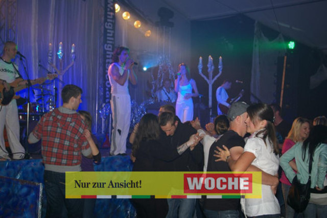 Die Coverband Highlights sorgte am zweiten Tag des traditionellen Zeltfestes in Mürzhofen für tolle Partystimmung im sehr gut besuchten Festzelt. Fotos: M. Ropatsch