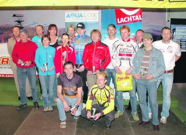 Die jeweiligen Sieger des Fohnsdorfer Raiffeisen sportness7-Bergzeitfahrens und des Berglaufes mit den Veranstaltern Dieter Gruber (5. v. r.), Richard Gressl (rechts), Moderator Rudi Fußi (3. v. r.) und Sportreferent GR Siegfried Grangl (links).