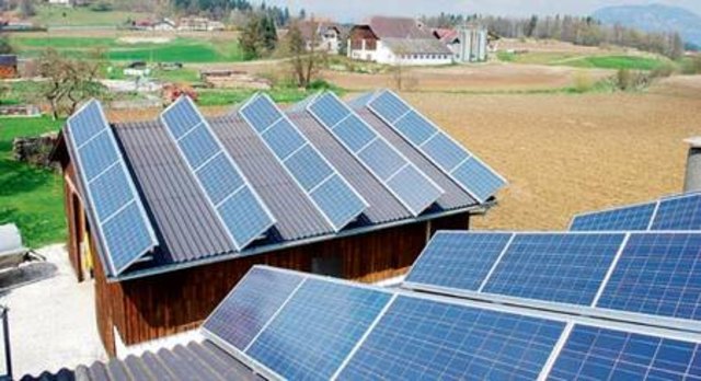 Im Bezirk Fürstenfeld sollen Dächer mit Fotovoltaikanlagen laut Ludwig Ems bald zum Landschaftsbild gehören. Foto: Sunworld
