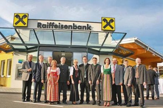 Der Vorstand der Raiffeisenbank Feldbach-Bad Gleichenberg gratulierte Bankstellenleiter Gerhard Posch (Mitte) und Team zur neuen Filiale. Foto: WOCHE