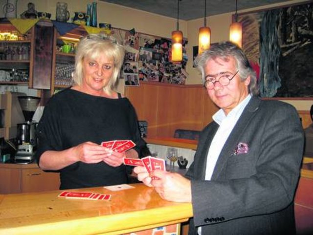 Inge Holl ?kartelt? gerne (und gut ...) mit ihren Stammgästen.