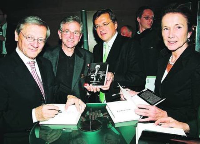Buchautor Wolfgang Schüssel beim Signieren seines Werkes. Foto: Waldhuber