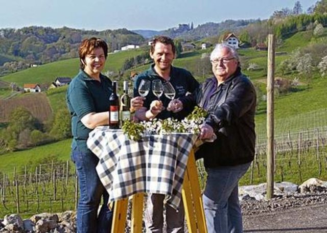 Silvia Konrad, Josef Konrad und Bauleiter Hermann Gaich (v.l.) sind zufrieden. Auf der neuen Sonnenterrasse kann bereits herzhaft geschmaust werden.