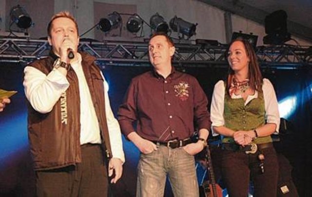 Alex Ditrich, Peter Haas und Sabrina Rübenbauer (v.l.) sorgen unter dem Motto ?Tanz auf dem Vulkan? im Vulkanlandstadl für Discostimmung mit Stars.