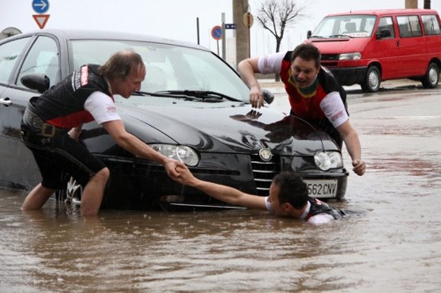 Daniel (l.) und Michael (r.) bei der Rettung von Markus.