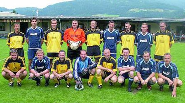 Für das Finale des 30. Kleinfeldturniers für Betriebs- und Vereinsmannschaften am Murauer Sportplatz qualifizierten sich die Brauerei Murau (gelbe Dressen) und die Spielgemeinschaft Polizei/BH (blaue Trikots), wobei sich am Ende das Brauerei-Team mit 2:0