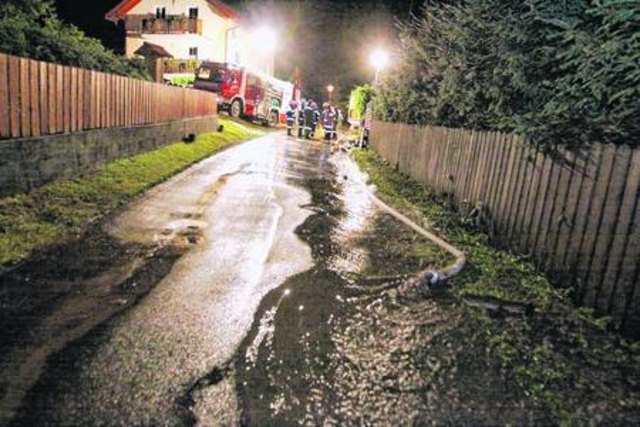 Feuerwehrleute waren rund um die Uhr im Einsatz, um die Schäden in Grenzen zu halten. Foto: Schwarz