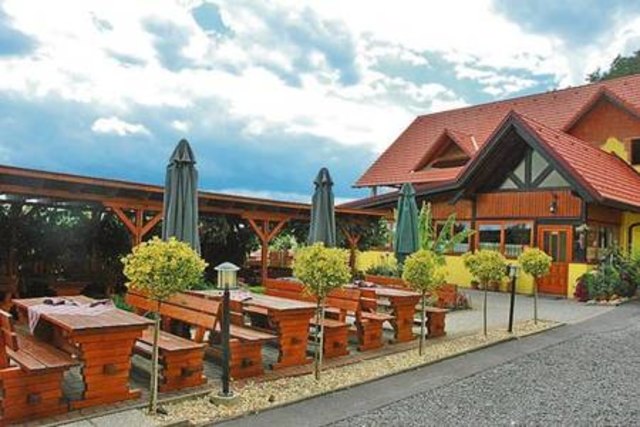Sitzgarten sowie Laube und auch die heuer neu errichtete Terrasse hinter dem Haus bieten den Besuchern erholsame Gemütlichkeit und eine herrliche Aussicht.