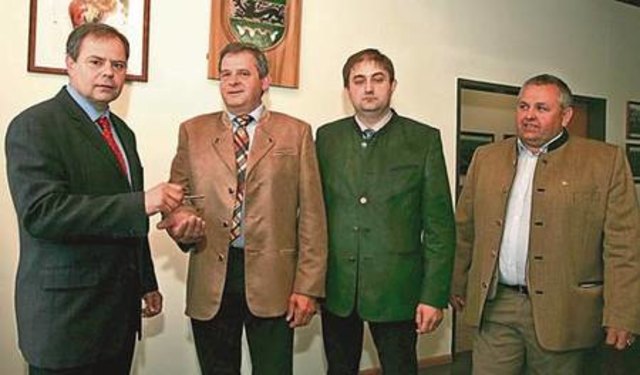 Schlüsselübergabe von Josef Pinteritsch an den neuen Bürgermeister Heinrich Schmidlechner und den Vorstand.
