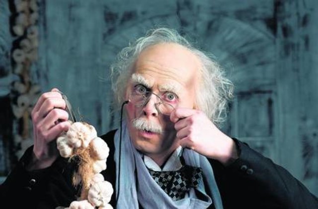 Seit zehn Jahren wird in Deutschland durchgehend das Musical ?Tanz der Vampire? aufgeführt. Christian Stadlhofer spielt in Stuttgart den Professor Abronsius. STAGE Entertainment
