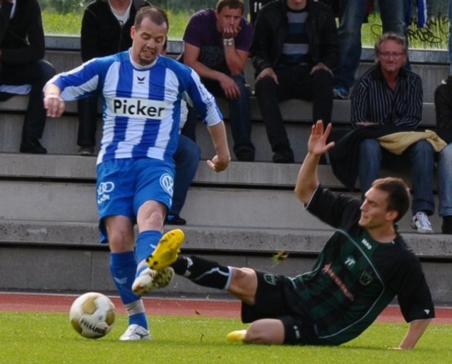 Eine bittere Pleite kassierte der SC Schwaz (blau) bei den Wacker Innsbruck Amateuren. | Foto: B. Schmied