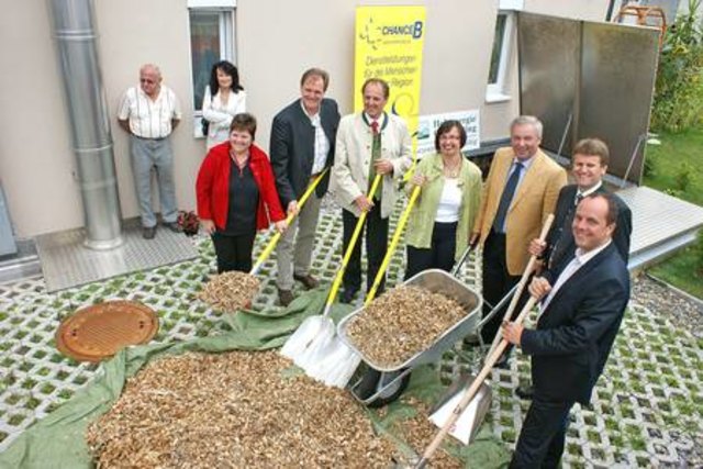 Feierliche Eröffnung des 230. Holzenergie-Contracting-Projektes der Steiermark in Gleisdorf mit Vertretern des Landes, der Holzwirtschaft, der Stadt sowie der Wohnhaus-Betreiber.