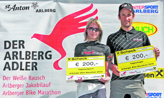 Siegerehrung des Arlberger Bike Marathons: Patrizia Wacker und Charly Markt. | Foto: Foto: TVB St. Anton am Arlberg