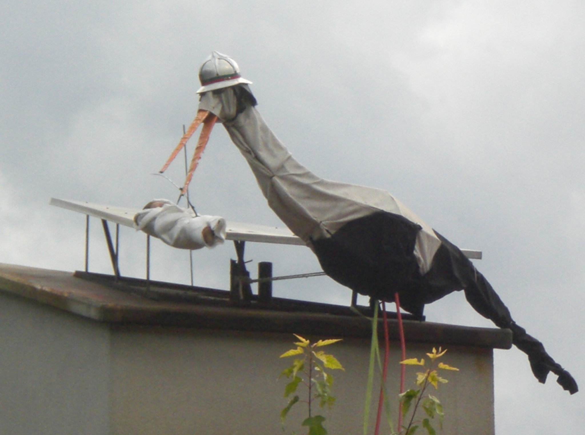 Auf einem Kamin in Buch-Maurach) sitzt gegenüber dem “Valterwirt” ein