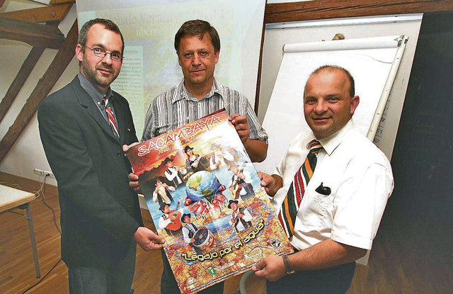 Herbert Hirschmann (Mitte mit Michael Fend, Anton Gangl und einem Plakat der bolivianischen Band „Sacambaya“) organisiert einen Benefizlauf.