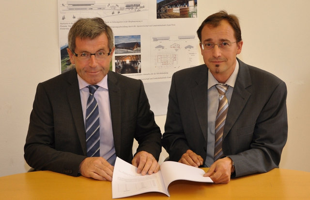 LHStv Anton Steixner und Landeskulturfonds-Geschäftsführer Thomas Danzl sehen die Landwirtschaft als Wirtschaftsmotor. Trotz schwieriger Einkommenslage investierten die Bäuerinnen und Bauern 2009 40 Millionen Euro. Der Landeskulturfonds unterstützte sie d | Foto: Land Tirol/Weiglhofer