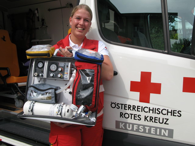Notfallsanitäterin Ingrid Sparber freut sich über das von den Kufsteiner Stadtwerken finanzierte neue Beatmungsgerät. | Foto: Rotes Kreuz