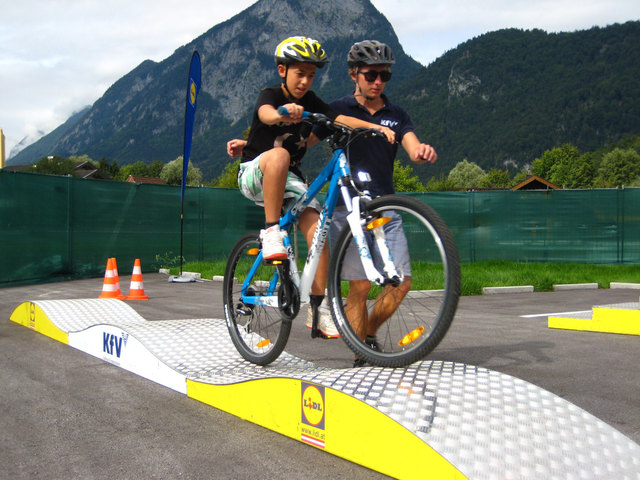 Kleine Radfahrer ganz groß: Kinder ab vier Jahren können am Parcours ihre Geschicklichkeit am Rad trainieren. | Foto: Kuratorium für Verkehrssicherheit