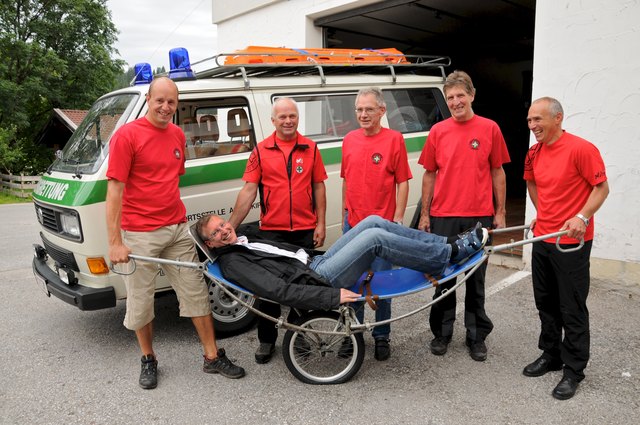 Bürgermeister Stefan Messner testete bei einem Besuch der Ortsstelle die Einradtrage. Siehe auch Bericht: Achenkirchs Bergrettung 40