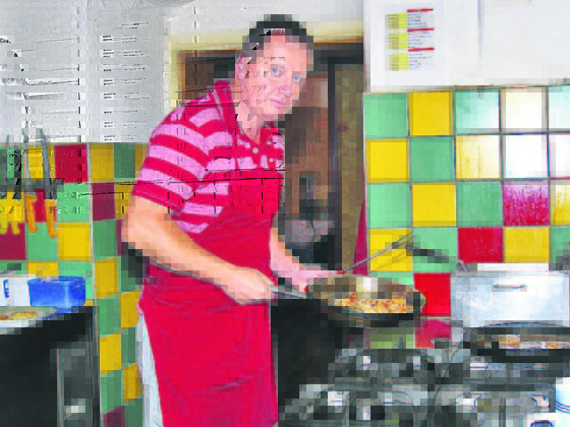 Franz Gradwohl vom Gasslwirt in Fehring kocht gerne mit Schwammerln.Foto: WOCHE