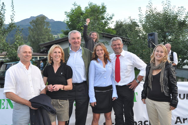 Nightshopping in der Kaiserstraße: WK-Obmann Klaus Winkler,  Renate Kammerlander (Kaisercafé Nill), Bgm. Sepp Grander, Susanne Hartrumpf (Milk Changing Room), Thomas Schmiedberger (Küchenschmiede), Marije Moors (Ortsmarketing-GF), hinten Christoph Steinba