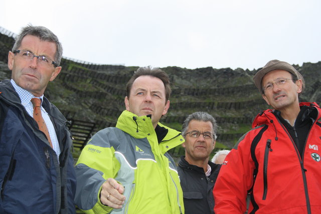 LH-Stv. Anton Steixner, BM Niki Berlakovich, Hubert Steiner von der Abteilung für Umweltinfrastrukturmaßnahmen des Landes und LA Mattle (v.l.) beim Besichtigen der Verbauungen am Grießkogel. | Foto: Foto: Walch