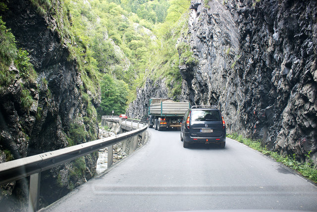 Entlang dieser Engstelle im südlichen Bereich der Klamm wird die B64 verbreitert.
