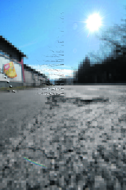 Jeden Euro mehrmals umdrehen müssen die sieben Abgangsgemeinden im Bezirk. So bleiben etwa wichtige Straßensanierungen auf der Strecke