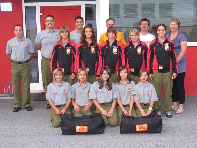 Die Mädchengruppe der FF Prutz mit Betreuern und Sponsoren. | Foto: FF Prutz