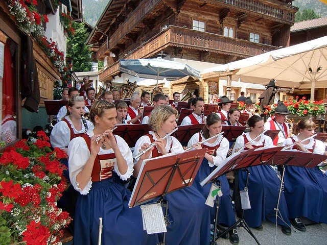 Die BMK Jenbach gestaltete Anfang Juli bei hochsommerlichen Temperaturen ein Konzert beim Dorffest in Alpbach.