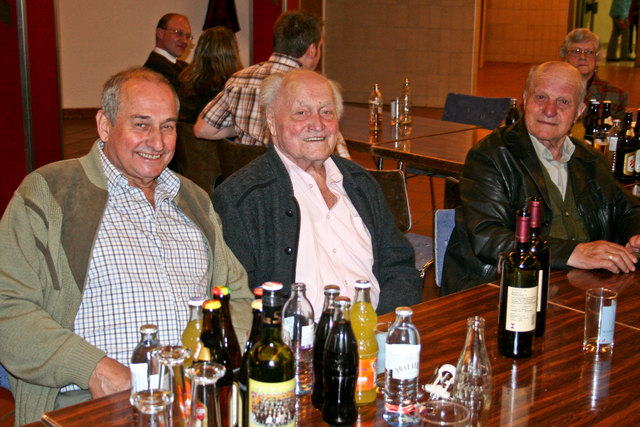 Pepi Schnegg zwischen Pepi Fender und Schwager "Brieftragers" Partoll Franz bei der Fotoausstellung der Musikkapelle