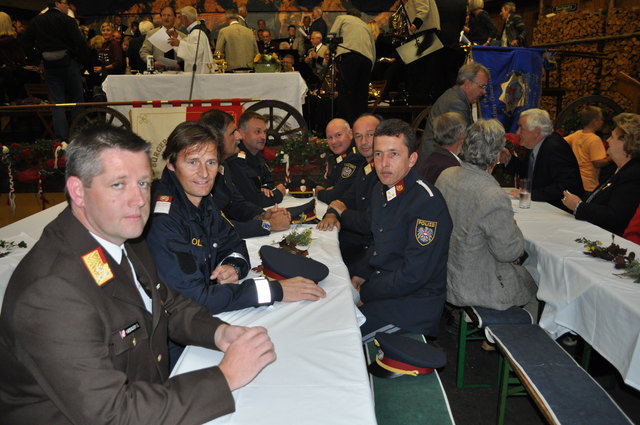 re hinten Bez.Polizeikommandant Walter Meingassner und rechts von ihm Mjr Karl Kraus mit Polizeibeamten aus dem Bezirk Schwaz
