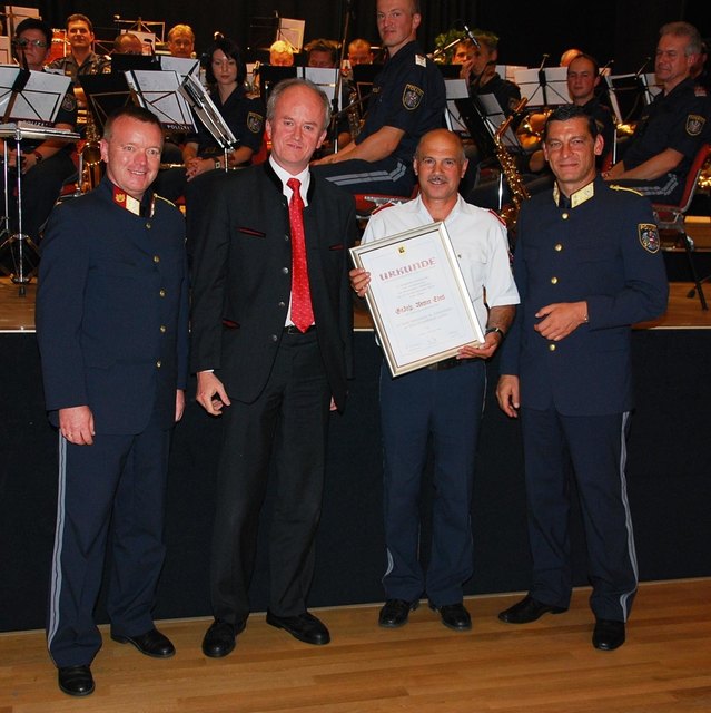 Musikoffizier Obstlt Manfred Dummer, Blasmusikbezirksobmann des Musikbezirkes Innsbruck-Stadt, Markus Schlenck, Kapellmeister Werner Eberl und Landespolizeikommandant GenMjr Mag. Helmut Tomac (v.l.).