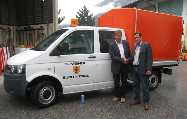 Bürgermeister Otto Mauracher inspizierte vergangene Woche den neuen Transporter der Gemeinde Buch in Tirol.
