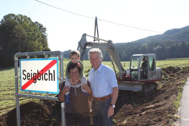 Bürgermeister Herbert Gaggl und Moosburger Bürger sahen zu, wie die Bagger in Seigbichl anrollten | Foto: KK