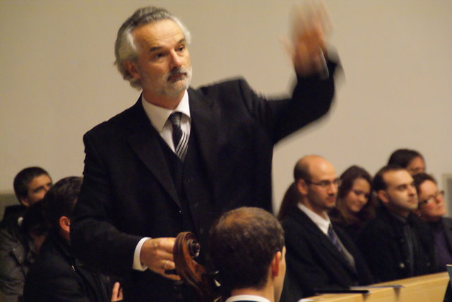 Johannes Stecher in seinem Element als Dirigent. Als Obmann der Kulturinitiative Interregional zieht er sich zurück, auch als Direktor der Musikschule will er nicht mehr tätig sein.