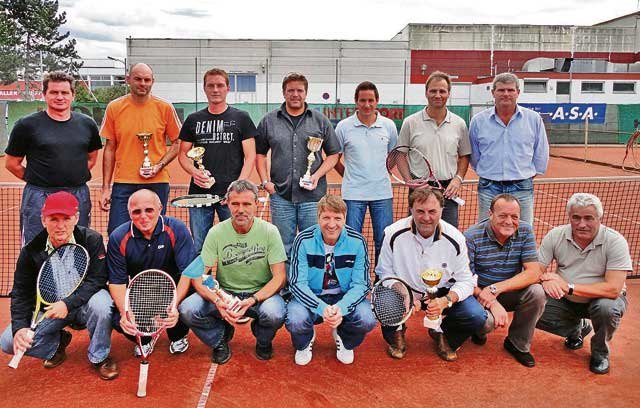 14 Mann der Polizeiinspektionen des Bezirks Feldbach stellten sich der Herausforderung am Tenniscourt. Im Vordergrund stand die Freude am Sport.
