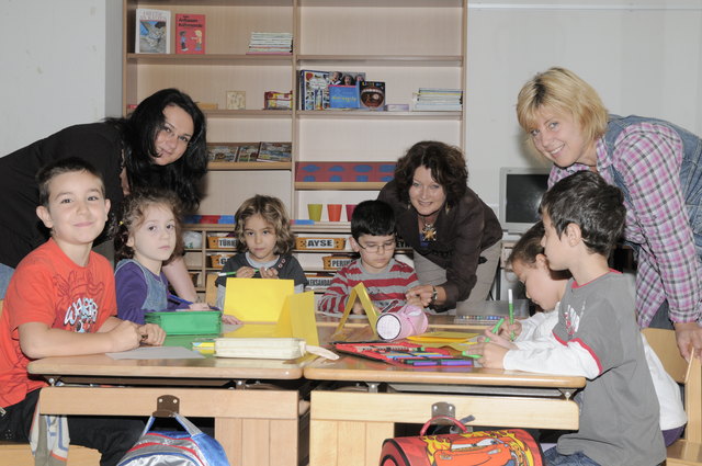 Volksschuldirektorin Isabella Mölk (Mitte) besucht die Sprachstartklasse mit Lehrerin Karin Schwaiger-Brettner (re.) und Sprachassistenin Madlen Karakas.