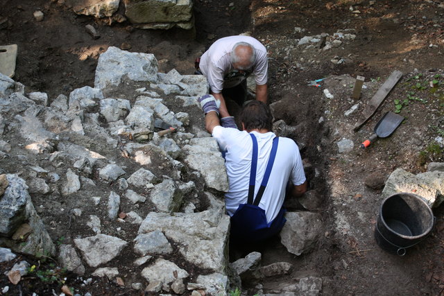 Archäologen beim Freilegen der Innenmauern der hochmittelalterlichen Burganlage. | Foto: Verein Chronos