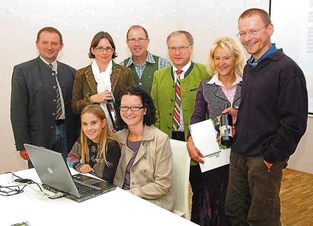 Online geht es flotter. Darum hauen Birgit Farnleitner (M.) und Co. in die Tasten.