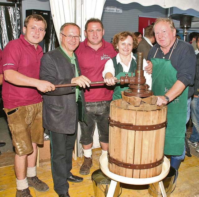 Weinpressen wie früher: Stefan und Martin Wippel ließen auch Vulkanland-Obmann Josef Ober ans Gerät. Über 22 Liter wurden gepresst.