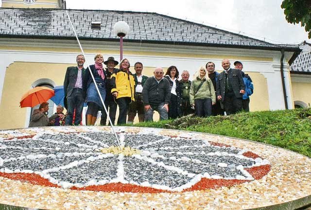 Am franziskanischen Sonnengesang orientiert sich der neue Wanderweg in Tieschen, den viele Gäste trotz Regens bei der Eröffnung beschritten. Foto: WOCHE