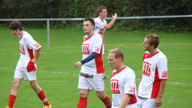 Konni zeigt mit Händen und Füßen, dass was nicht passt.....