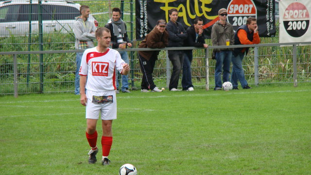 man beachte die Zuschauer hinten: Raike, Lutte, Rashe und Heber - Ex-Spieler, aber immer gerne gesehen
