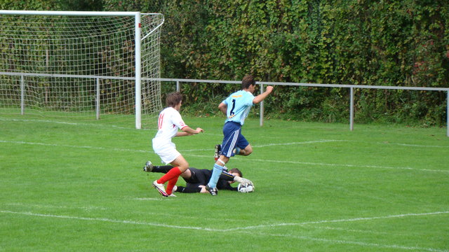 und wieder ist Rooney schneller am Ball......