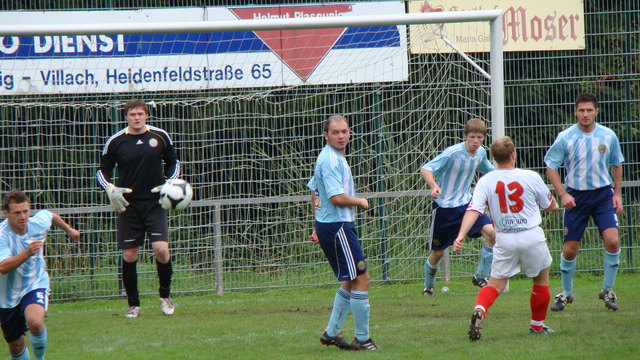 die Radentheiner wollen wohl das Tor blockieren, hm?